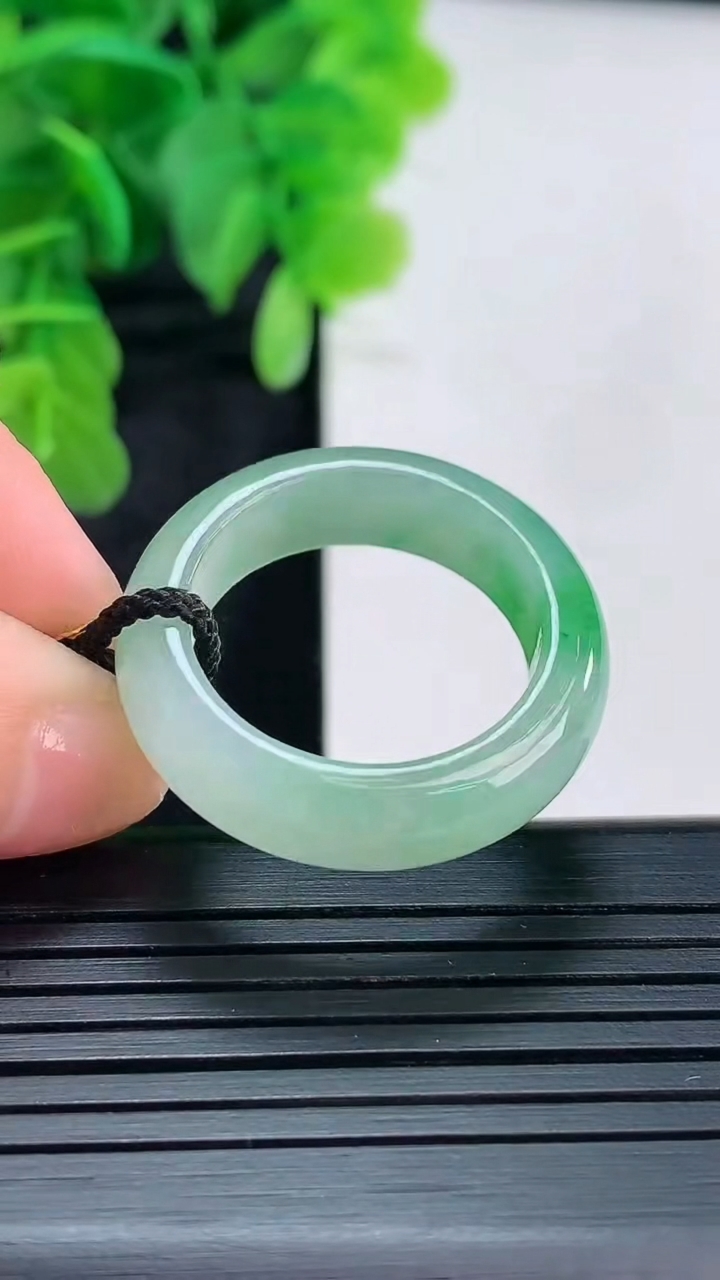 天然A货翡翠指环戒指尺寸20.1-6.7-3.9重量:6.05g2026年4月16日
工厂直销收藏佳品,种好水足，色泽均匀，有种有色，上手高大气！