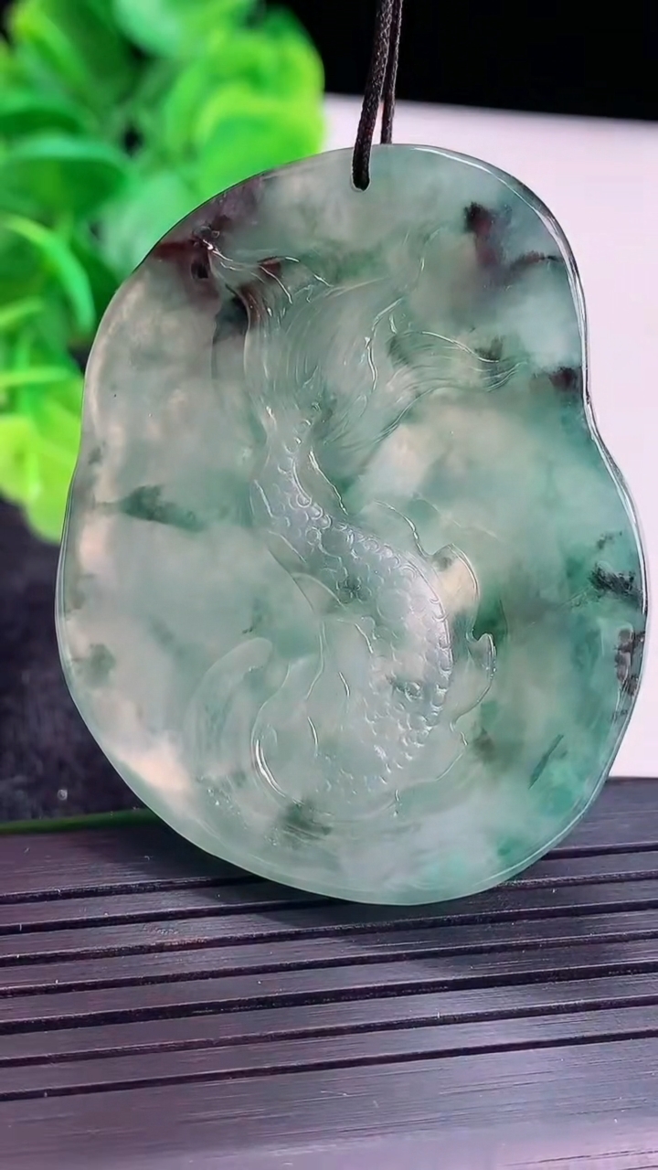 天然A货翡翠飘花龙牌吊坠尺寸50.4-40.9-9.9重量:37.04g
4月16日