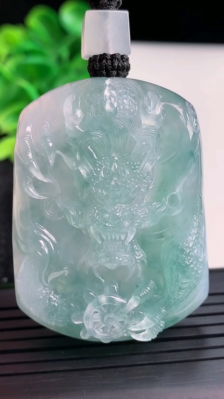 天然A货翡翠种飘花龙牌吊坠尺寸46.1-36.5-12.2重量:52.82g
4月16日