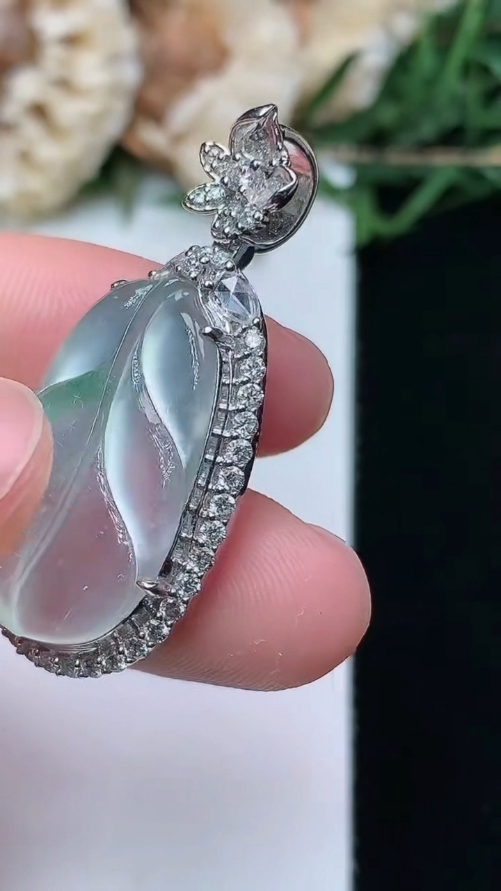 天然A货翡翠金枝玉叶 叶子吊坠，尺寸36-17.7-7.7，裸石23-14.6，重量:8.19g
4月16日