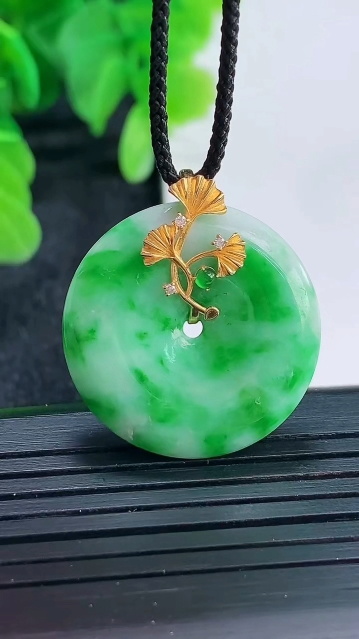 天然A货翡翠平安扣吊坠尺寸27.2-24-4.9重量:6.62g
4月16日