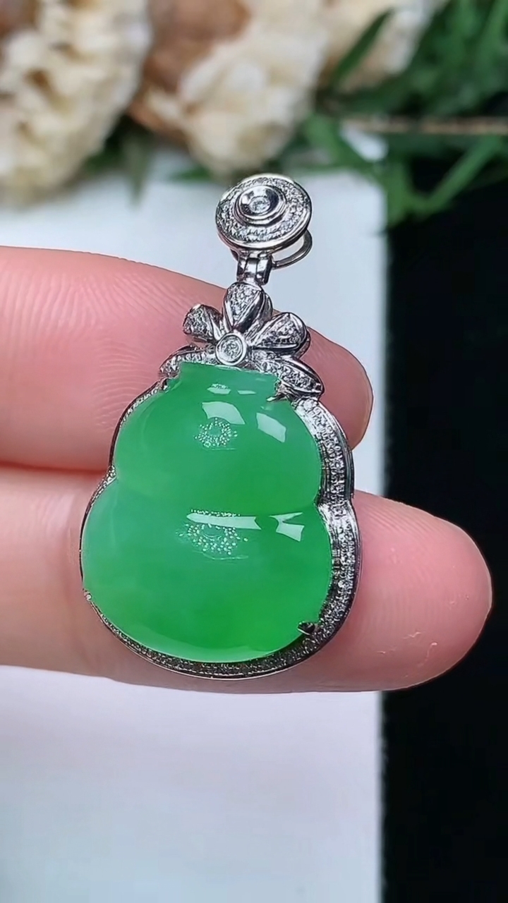 天然A货翡翠葫芦吊坠，尺寸29.2-16.6-8，裸石16.4-14.3，重量:4.05g
4月16日