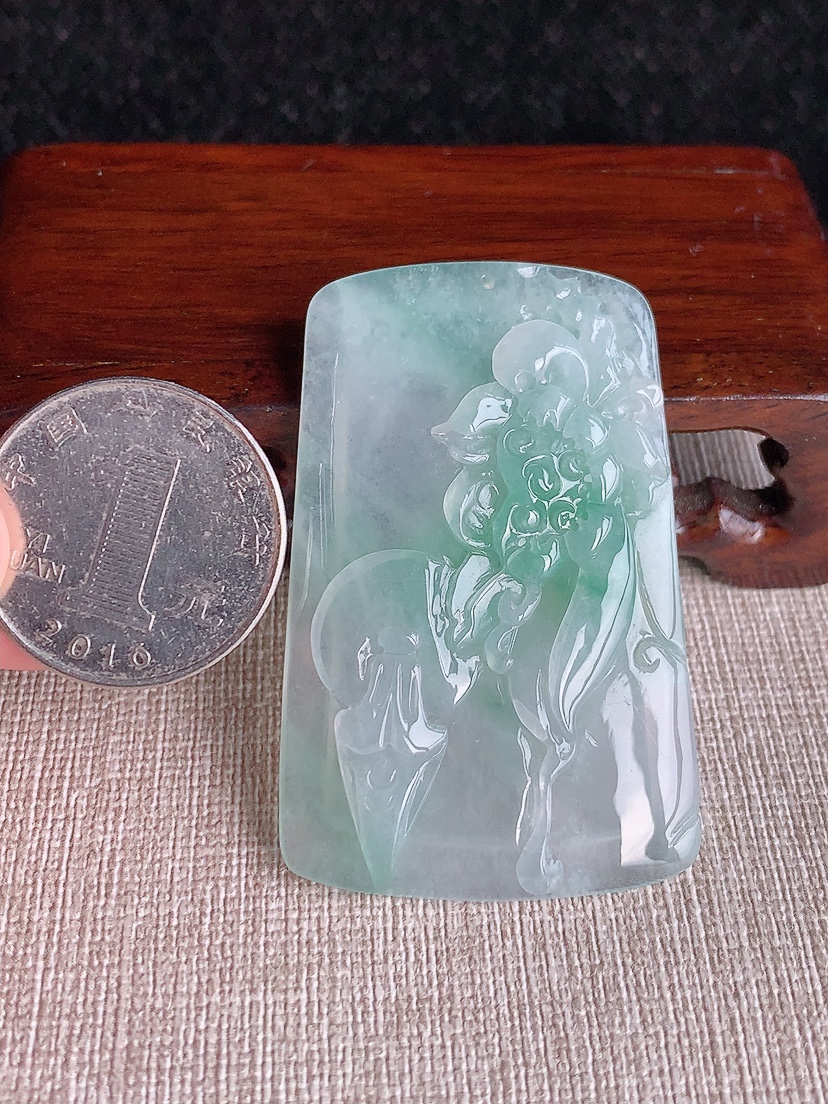 天然A货翡翠飘绿荷花和和美美吊坠 
尺寸52.8-34.3-5.2mm 重量19.70g 0415