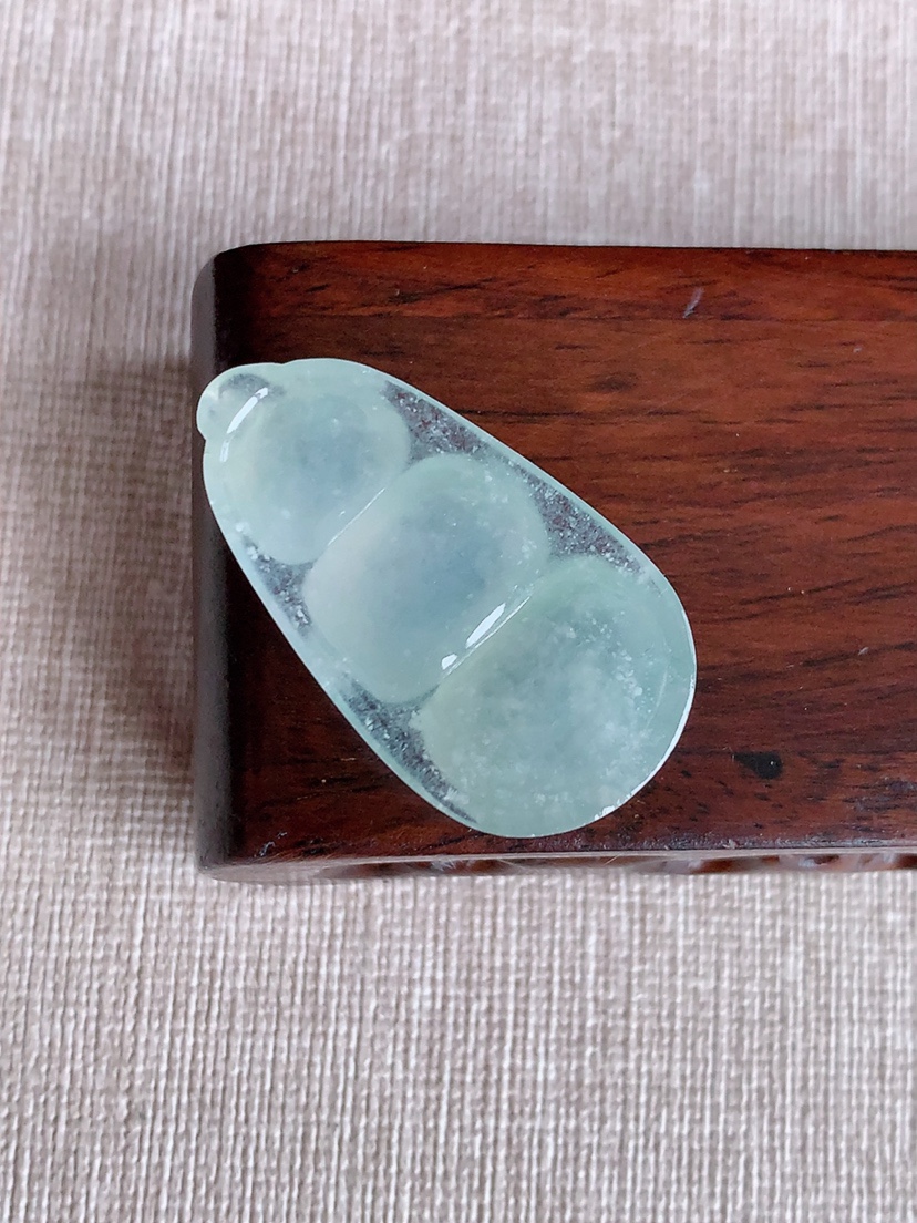 天然A货翡翠晴水四季豆福豆平安豆吊坠 
尺寸35.2-19.5-6.5mm 重量6.50g 0415