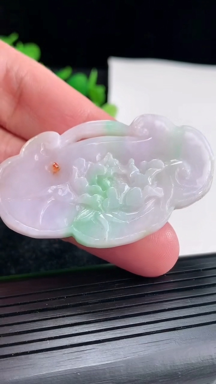 天然A货翡翠春带彩 飘绿和和美美 荷花吊坠尺寸54-32.6-6.8重量:18.74g
4月16日