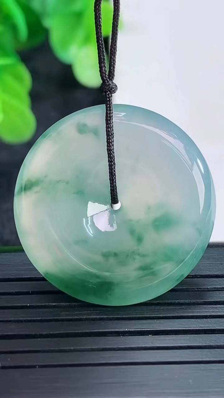 天然A货翡翠种飘花平安扣吊坠尺寸28.2-5.7重量:10.00g
4月16日