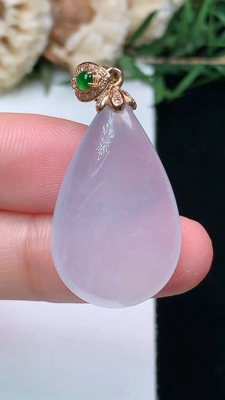 天然A货翡翠白冰水滴吊坠，尺寸26-16.9-5.8，重量:5.33g
4月16日