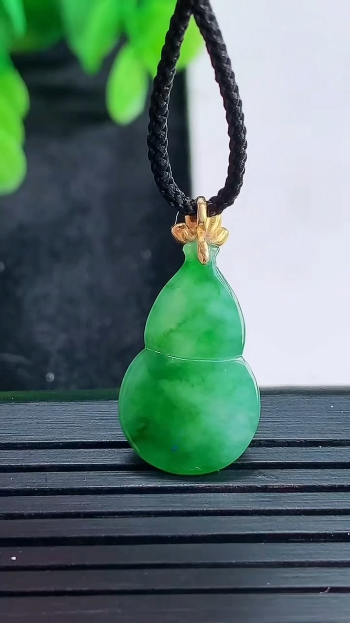 天然A货翡翠葫芦吊坠尺寸24.1-12.2-4.1重量:1.65g
4月16日