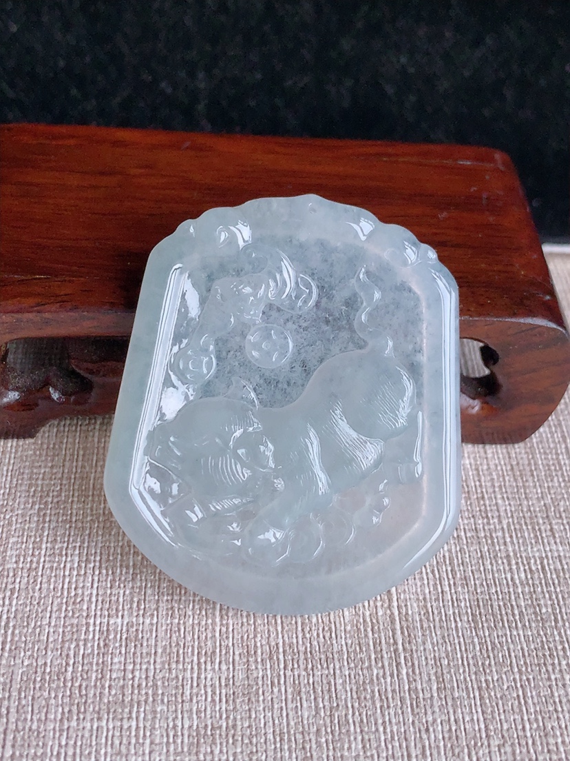 天然A货翡翠白冰生肖猪吊坠 
尺寸51.7-43.8-4.8mm 重量22.22g 0415