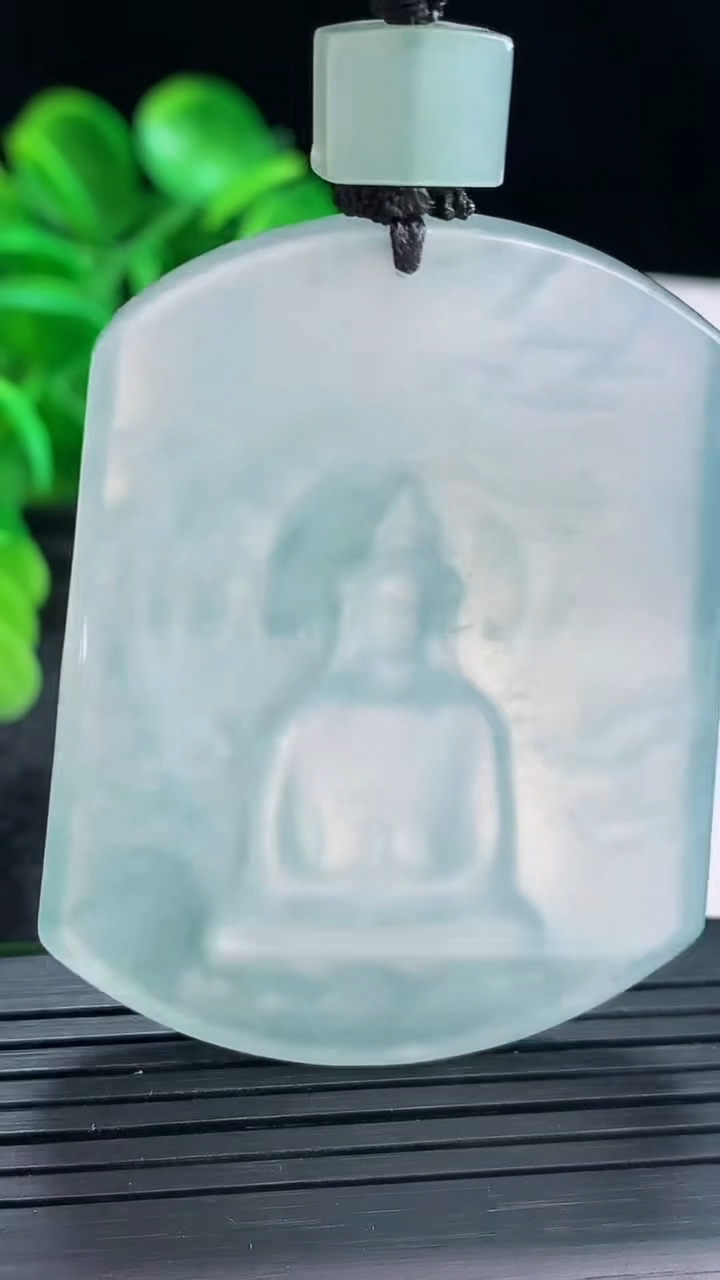 天然A货翡翠观音菩萨吊坠尺寸55.6-42.9-5.7重量:37.66g
4月16日