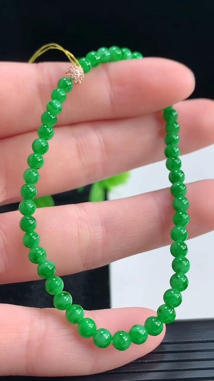 天然A货翡翠小米珠手串尺寸3.3-46颗重量:4.25g4月16日
工厂直销收藏佳品,种好水足，色泽