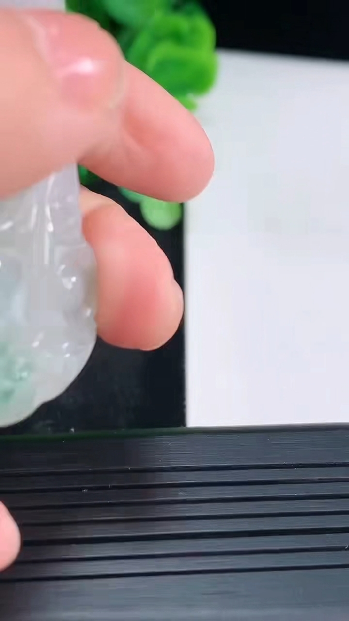 天然A货翡翠飘花观音菩萨吊坠尺寸54.1-33.7-5.6重量:17.39g
4月16日