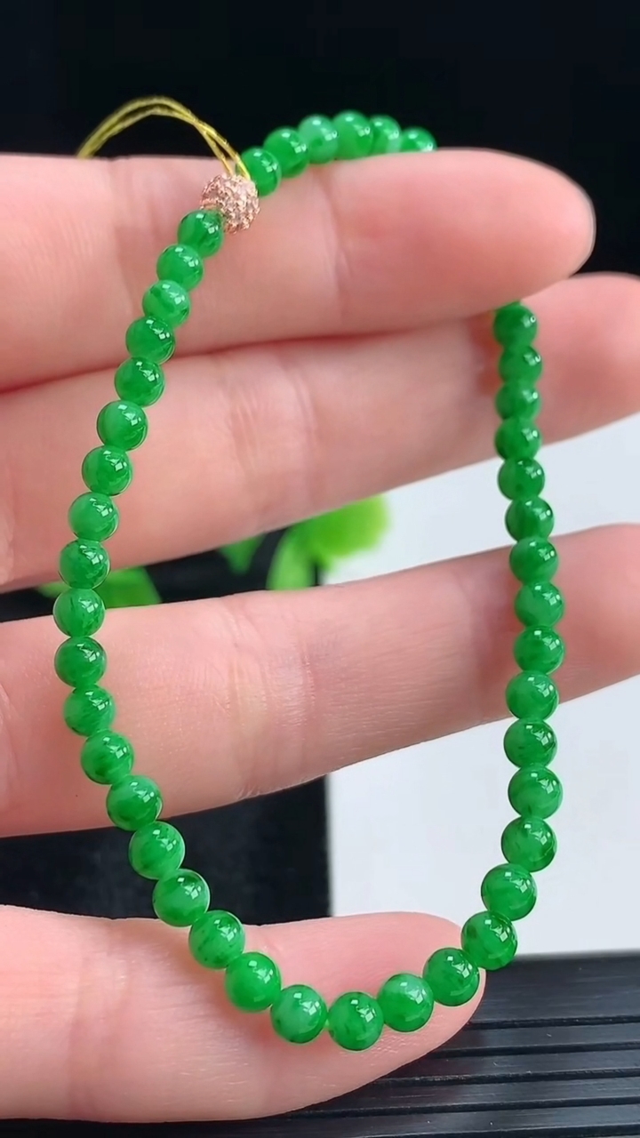 天然A货翡翠小米珠手串尺寸3.3-46颗重量:4.25g4月16日
工厂直销收藏佳品,种好水足，色泽均匀，有种有色，上手高大气！