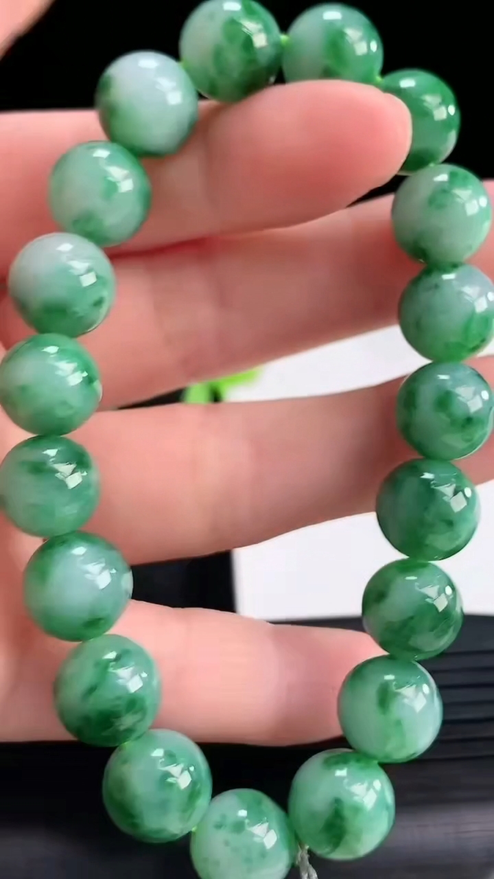 天然A货翡翠圆珠手串尺寸9.8-19颗重量:31.74g4月16日
工厂直销收藏佳品,种好水足，色泽均匀，有种有色，上手高大气！