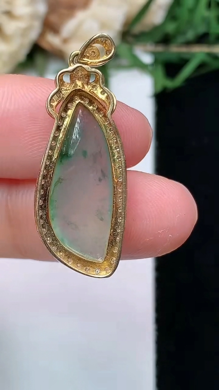 天然A货翡翠飘花随形吊坠，尺寸31.8-11.4-6.3，裸石20.2-8.4，重量:2.78g
4月16日