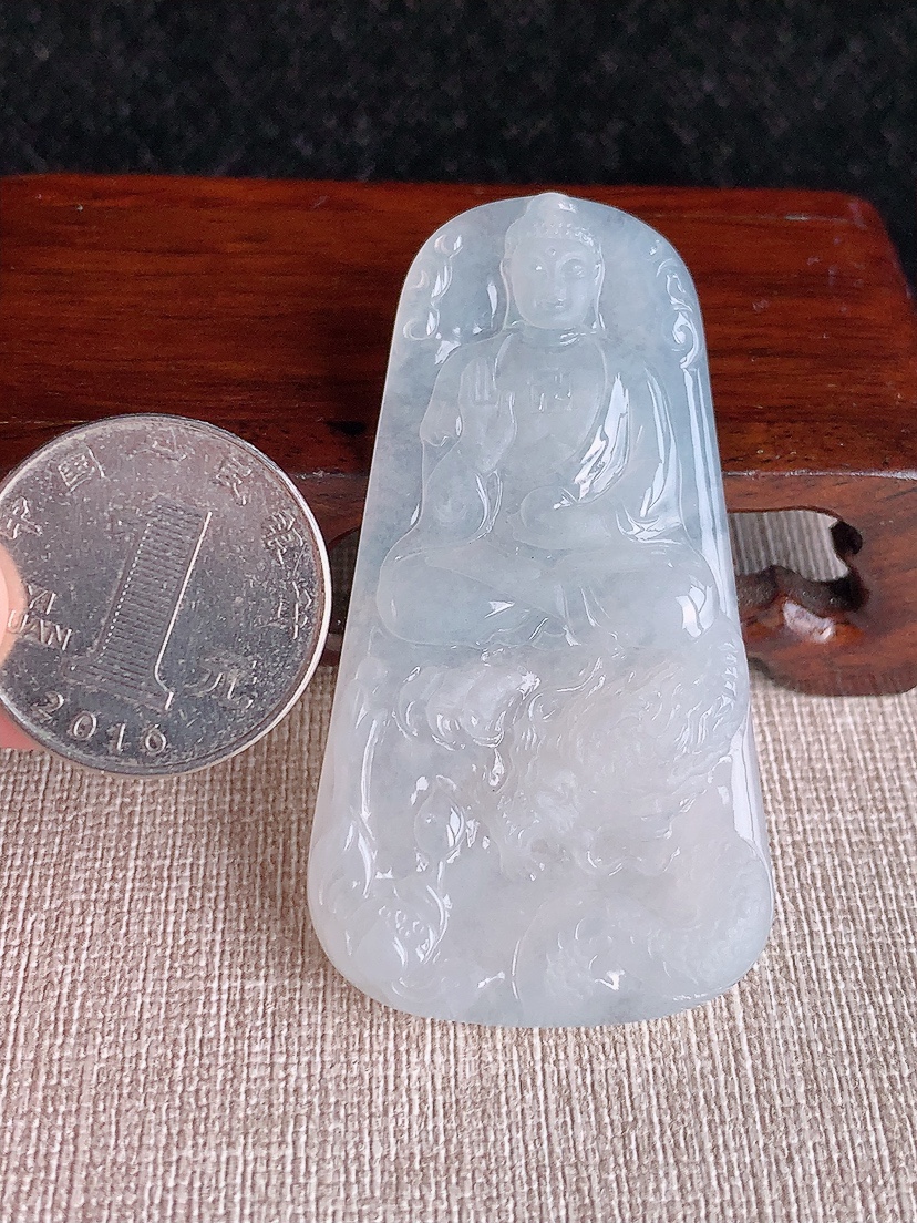 天然A货翡翠白冰白月光大日如来吊坠 
尺寸60.4-32.8-5mm 重量23.46g 0415