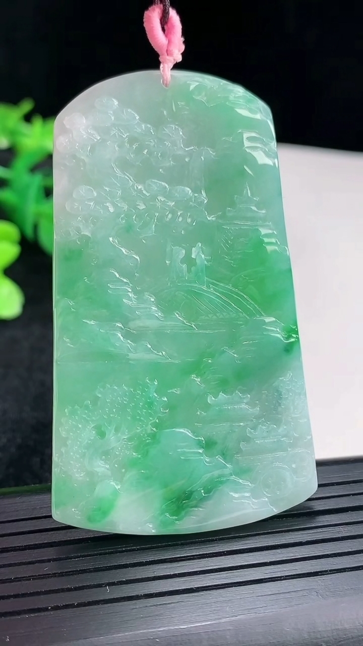 天然A货翡翠山水牌吊坠尺寸65-38-4.5重量:28.85g
4月16日