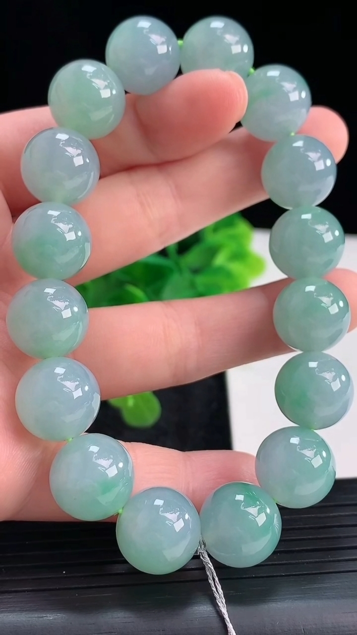 天然A货翡翠圆珠手串尺寸12.8-16颗重量:60.95g4月16日
工厂直销收藏佳品,种好水足，色