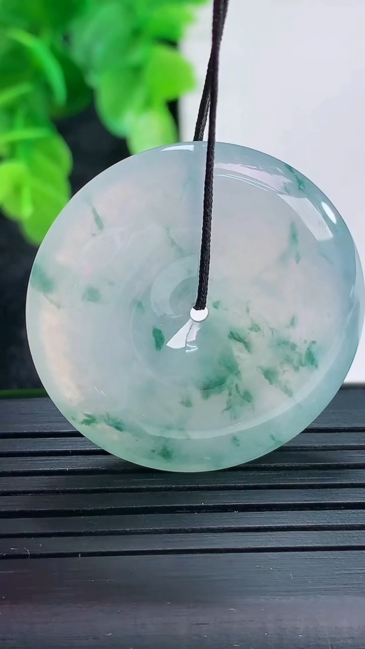 天然A货翡翠种飘花平安扣吊坠尺寸33.2-5.6重量:13.95g
4月16日