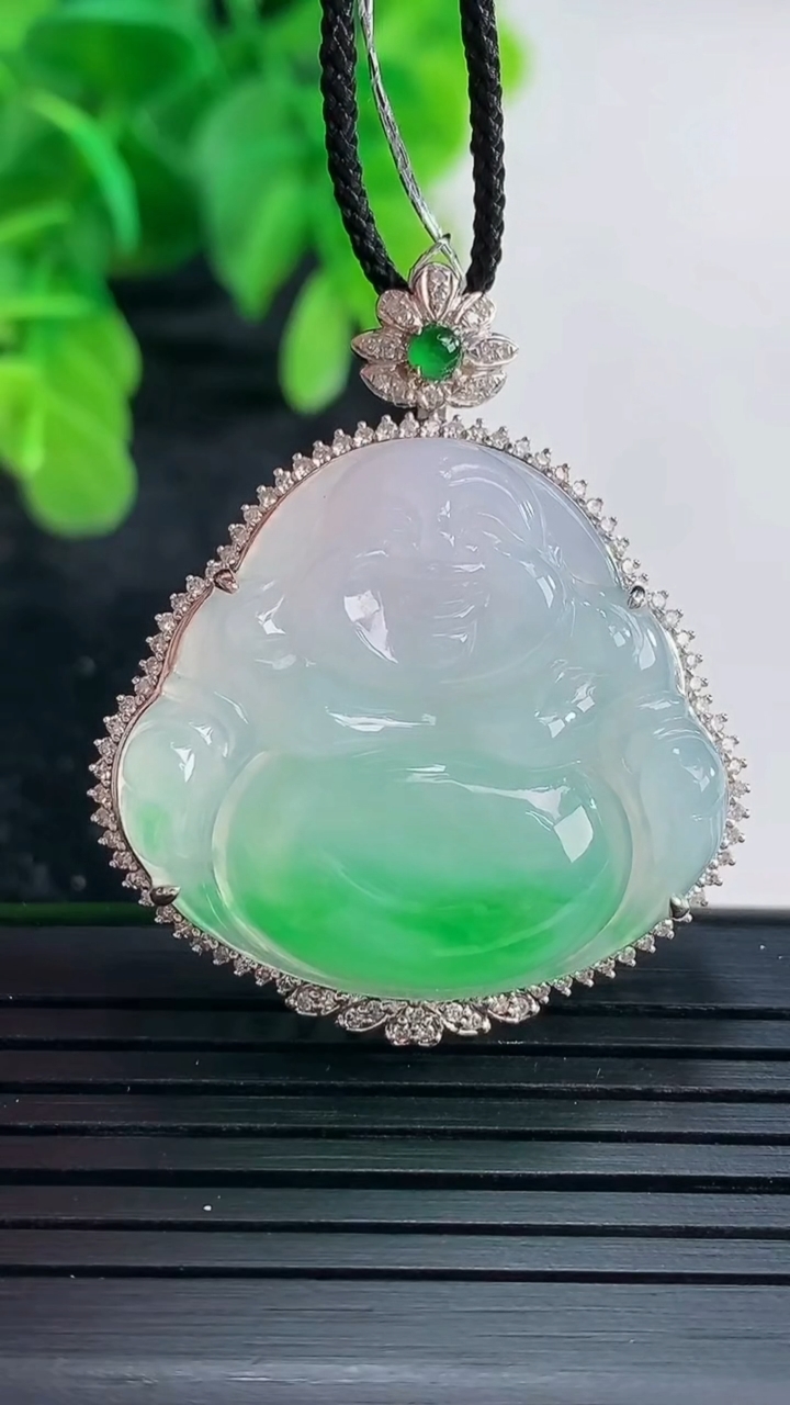 天然A货翡翠佛公吊坠尺寸37.6-32.5-11.6裸石26.4-28.9重量:9.53g
4月16日