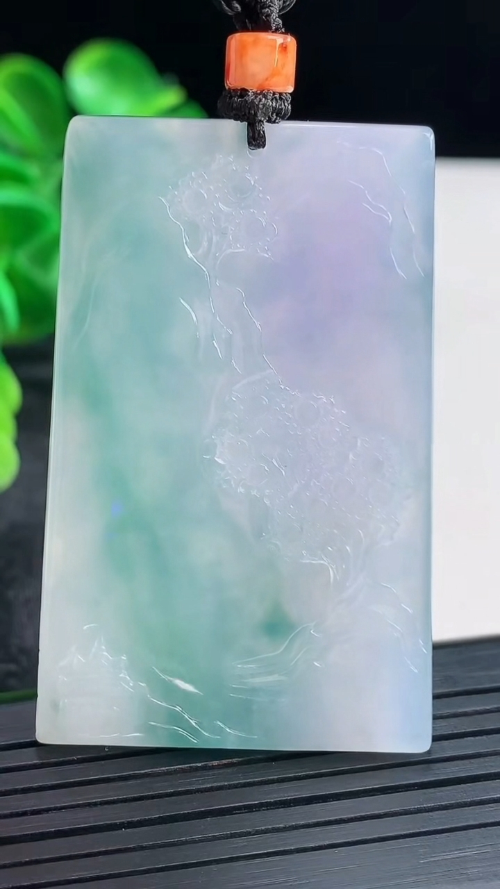 天然A货翡翠紫罗兰飘花山水牌吊坠尺寸55.2-35.2-5.7重量:37.01g
4月16日