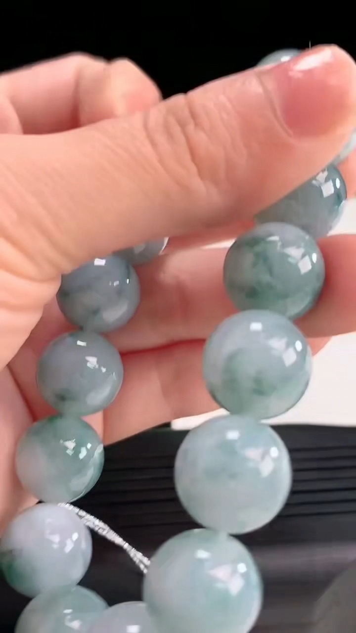 天然A货翡翠飘花圆珠手串尺寸12.5-16颗重量:56.61g4月16日
工厂直销收藏佳品,种好水足，色泽均匀，有种有色，上手高大气！