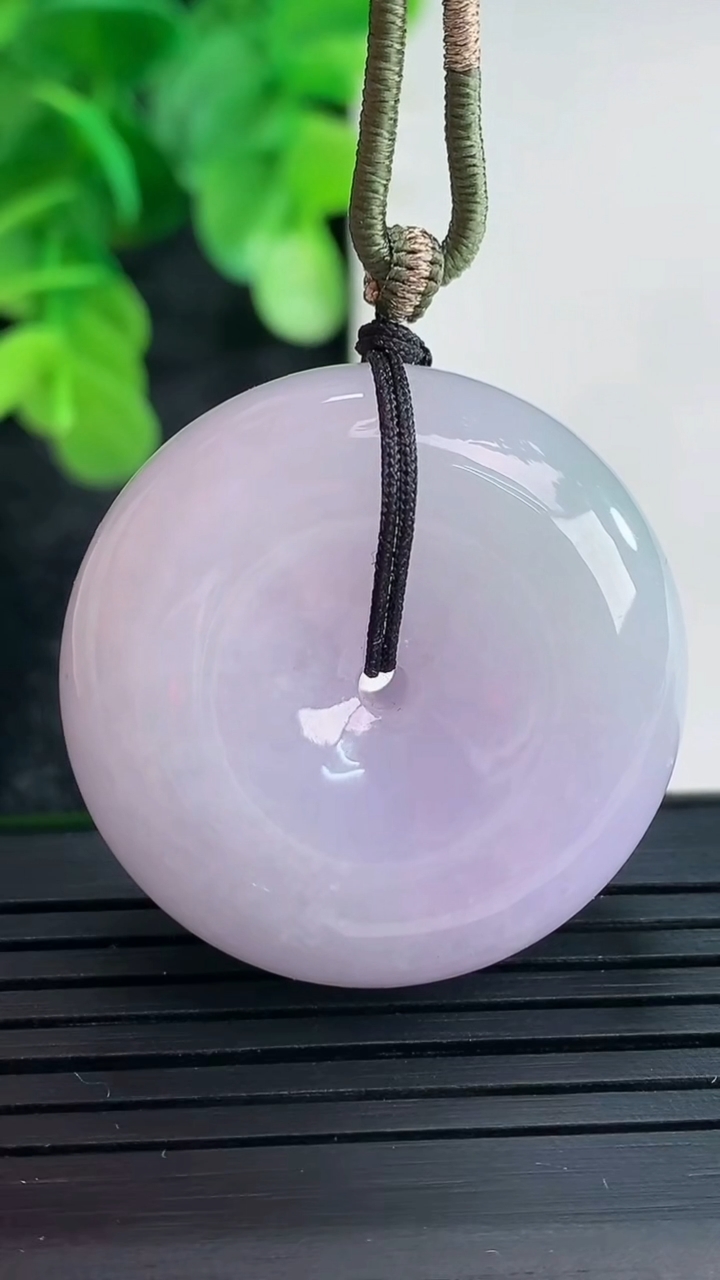 天然A货翡翠紫罗兰平安扣吊坠尺寸31.7-12.8重量:29.18g
4月16日