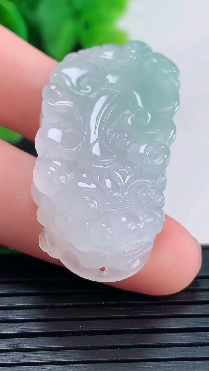 天然A货翡翠貔貅吊坠尺寸38.2-19.6-11.7重量:22.08g
4月16日