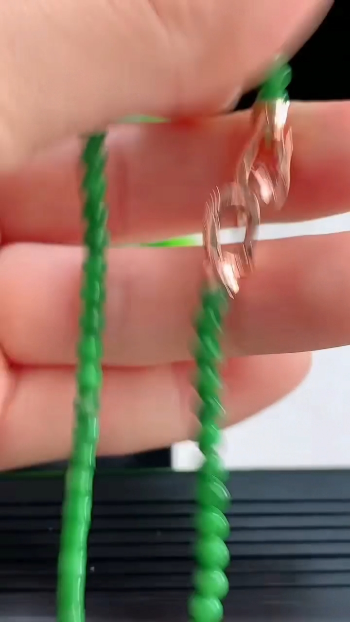 天然A货翡翠小米珠手串尺寸3.3重量:4.81g4月16日
工厂直销收藏佳品,种好水足，色泽均匀，有种有色，上手高大气！