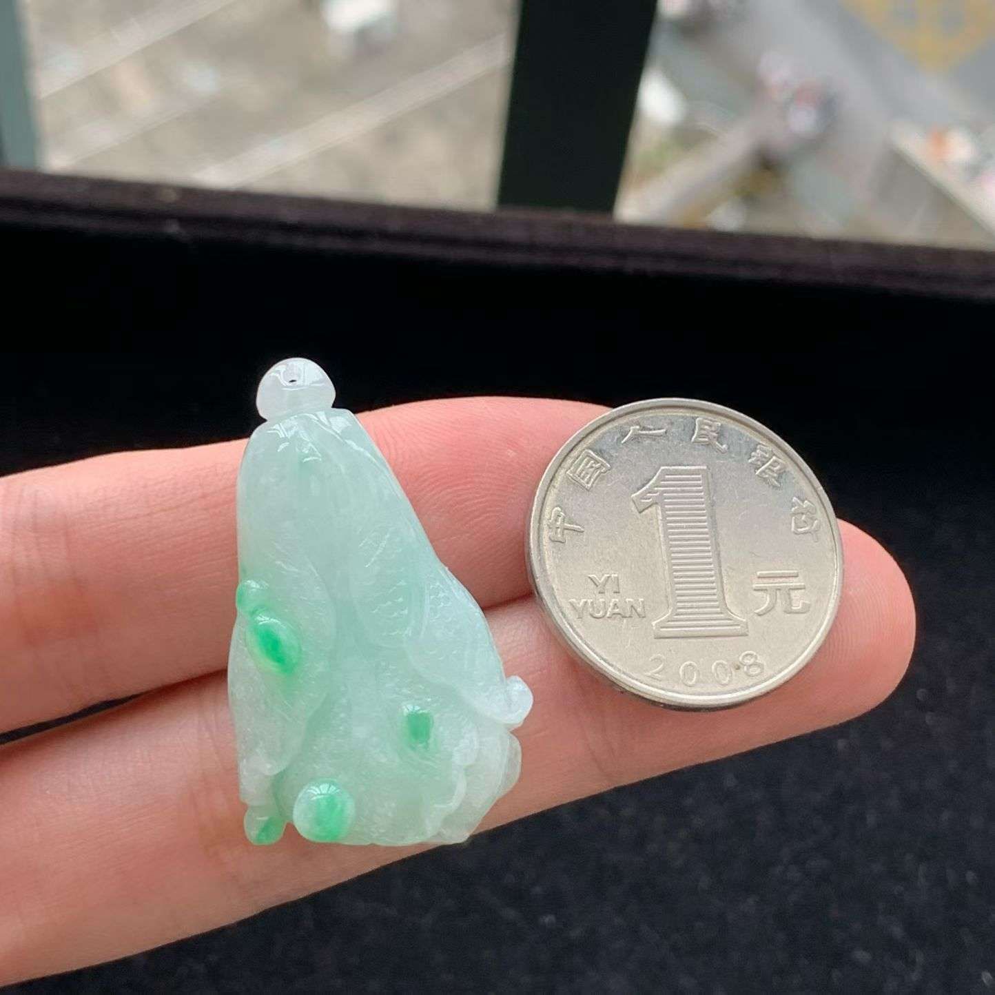 A货天然翡翠冰糯种飘绿白菜吊坠重量14.29g
4月16日