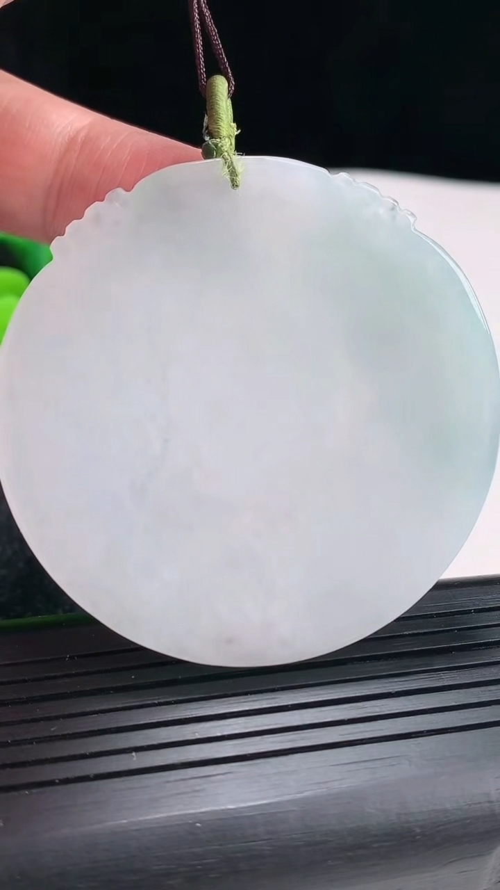 天然A货翡翠大日如来吊坠尺寸54-5.6重量:37.44g
4月16日