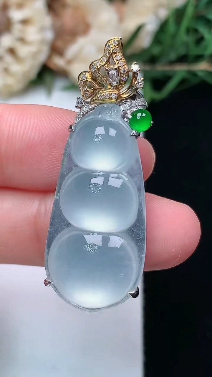 天然A货翡翠白冰福豆吊坠，尺寸30.3-14.7-7.7，重量:6.22g
4月16日