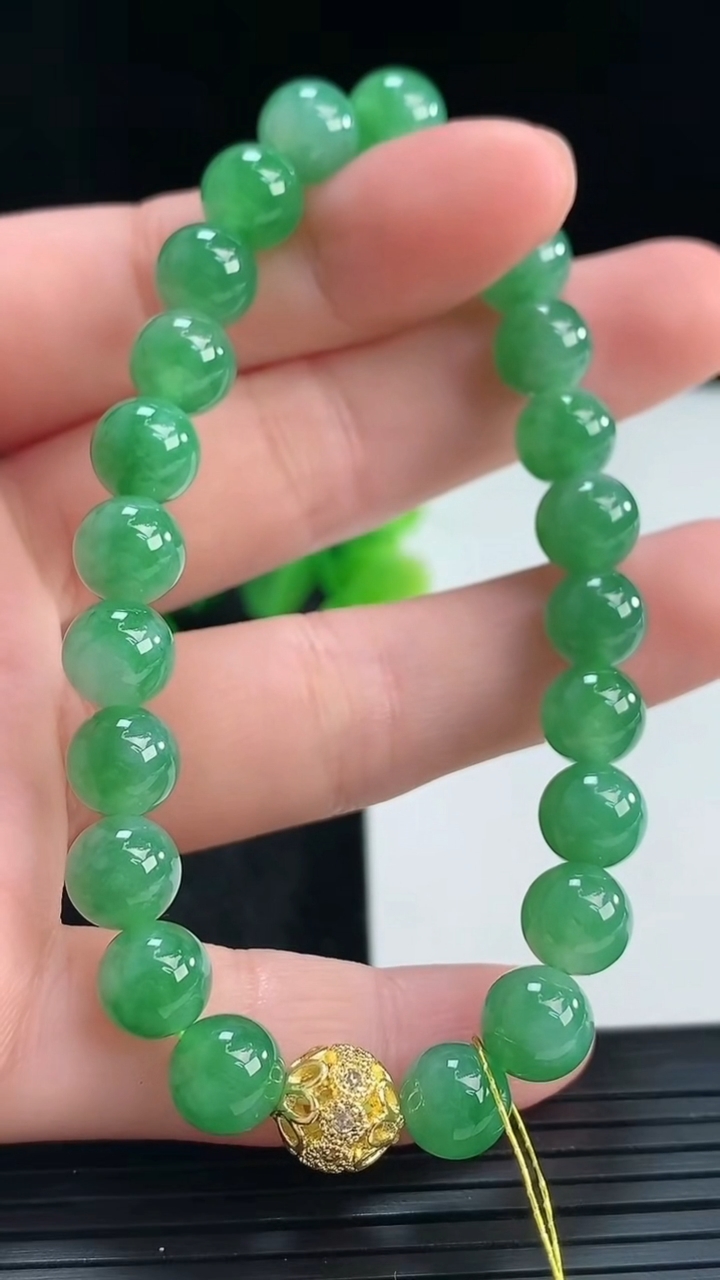 天然A货翡翠圆珠手串尺寸7.4-23颗重量:19.01g4月16日
工厂直销收藏佳品,种好水足，色泽均匀，有种有色，上手高大气！