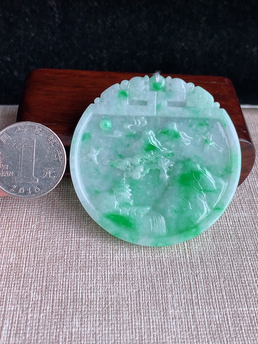 天然A货翡翠飘阳绿意境山水牌吊坠 
尺寸56.2-5mm 重量33.16g 0415