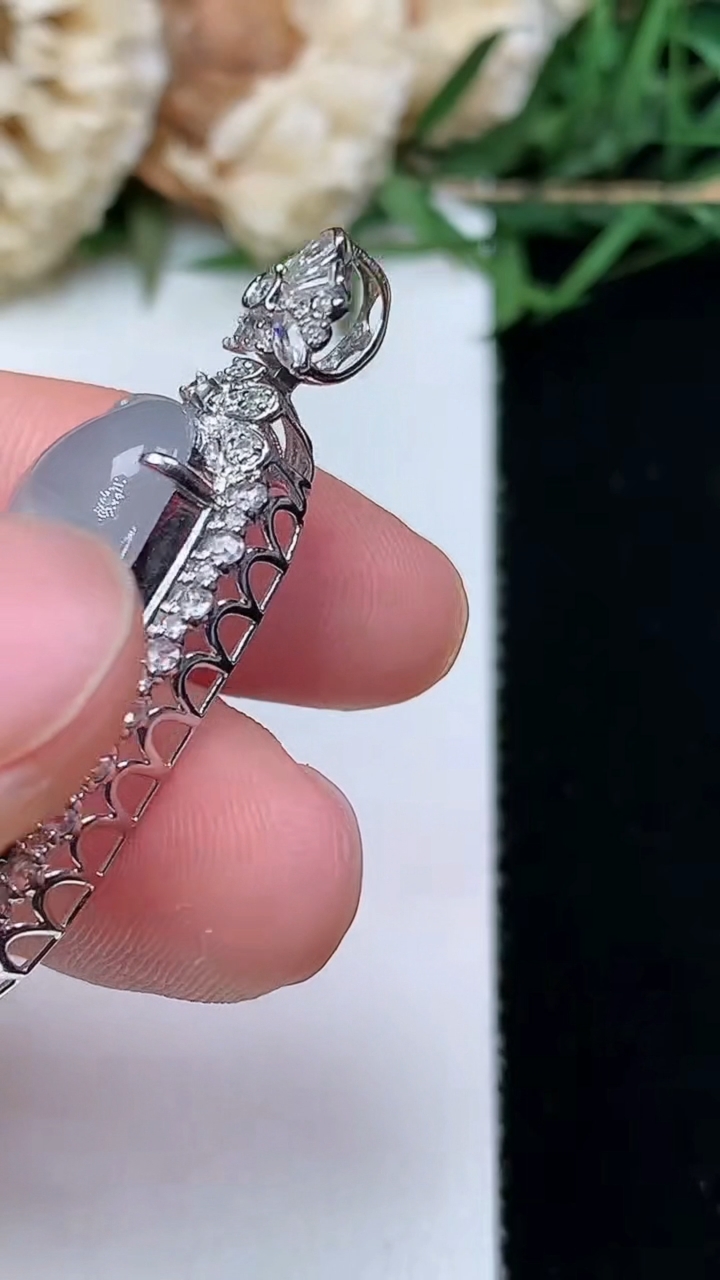 天然A货翡翠白冰福豆吊坠，尺寸38.9-16.2-10，裸石26.6-13，重量:5.85g
4月16日