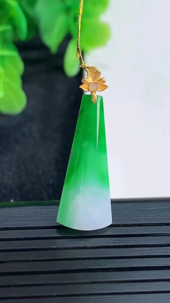 天然A货翡翠无事牌吊坠尺寸30-10.5-3.1重量:1.49g
4月16日