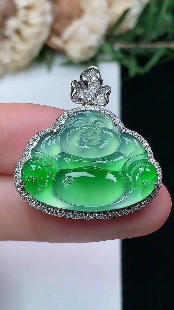 天然A货翡翠佛公吊坠，尺寸27-25.2-6.3，裸石17.3-22.6，重量:6.15g
4月16日