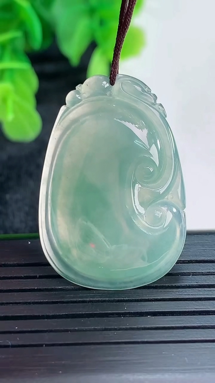 天然A货翡翠如意吊坠尺寸32.2-22.2-4.1重量:5.89g
4月16日