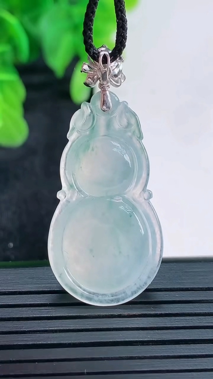 天然A货翡翠种飘花福豆吊坠尺寸39.9-18.2-5.8重量:5.54g
4月16日