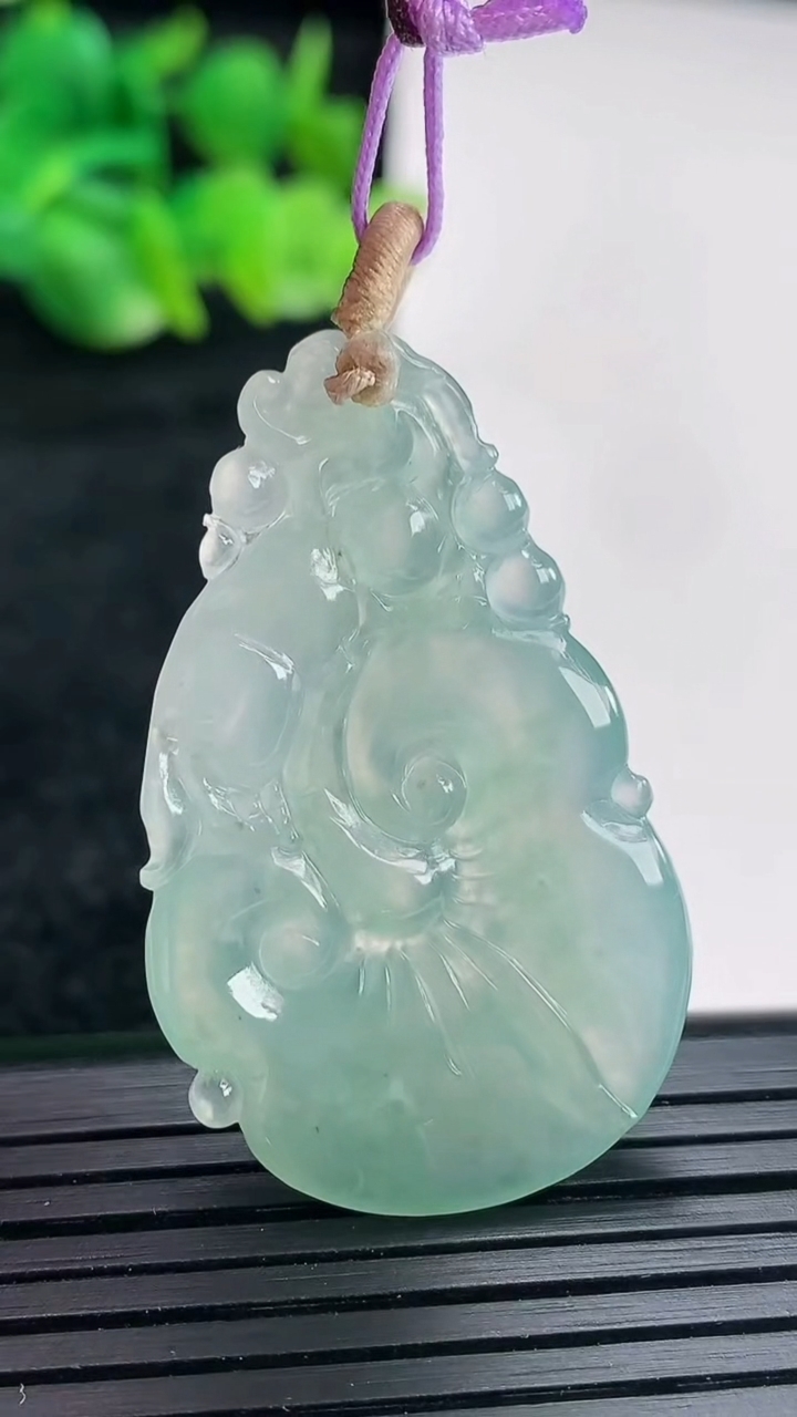 天然A货翡翠如意吊坠尺寸39-24.5-4重量:7.56g
4月16日