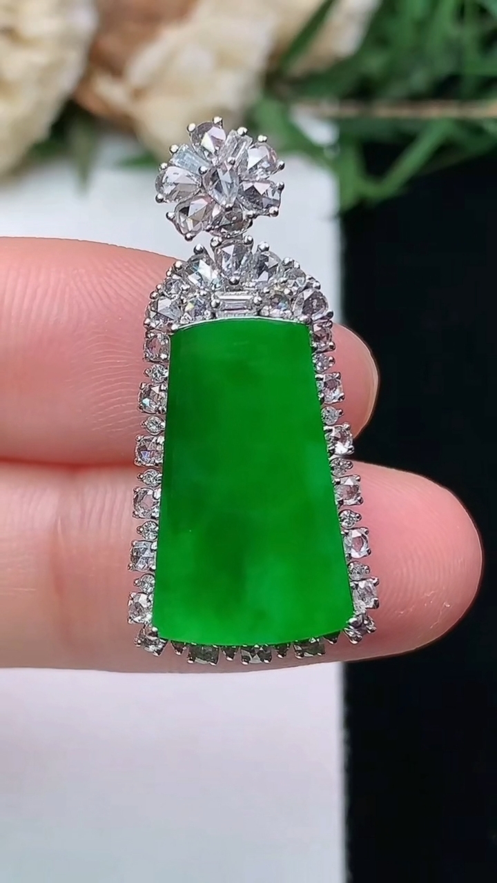 天然A货翡翠无事牌吊坠，尺寸29.5-13.9-8.3，裸石17.2-10.4，重量:4.65g
4