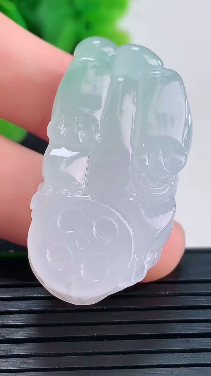 天然A货翡翠貔貅吊坠尺寸38.2-19.6-11.7重量:22.08g
4月16日