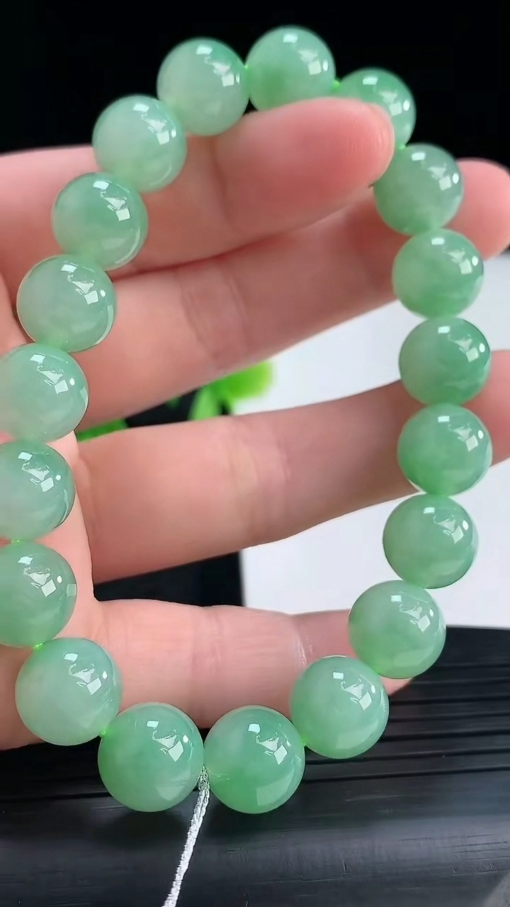 天然A货翡翠圆珠手串尺寸10-19颗重量:34.21g4月16日
工厂直销收藏佳品,种好水足，色泽均匀，有种有色，上手高大气！