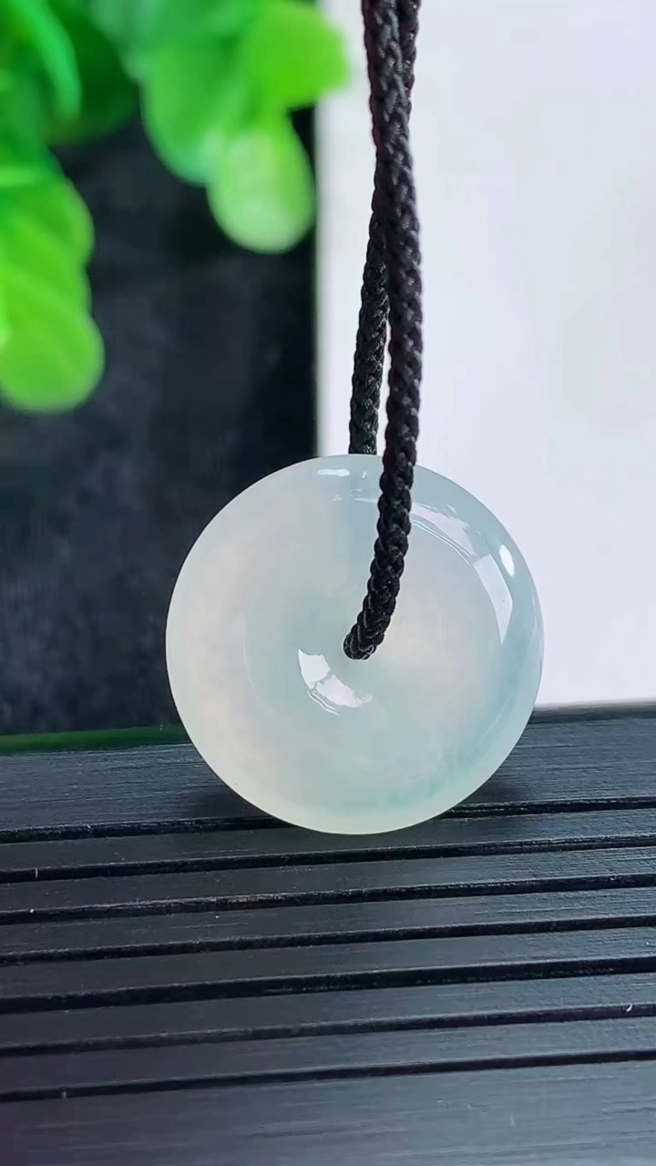 天然A货翡翠平安扣吊坠尺寸18.7-4.8重量:3.66g
4月16日