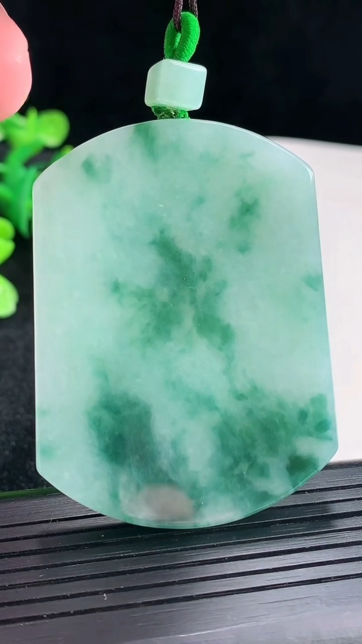 天然A货翡翠飘花无事牌吊坠尺寸55-41-5.6重量:39.94g
4月16日