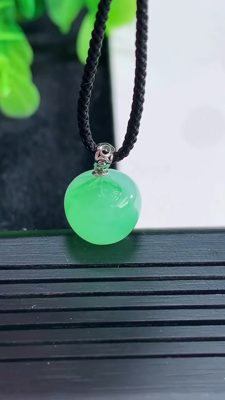 天然A货翡翠苹果吊坠尺寸11.3-10重量:2.62g
4月16日