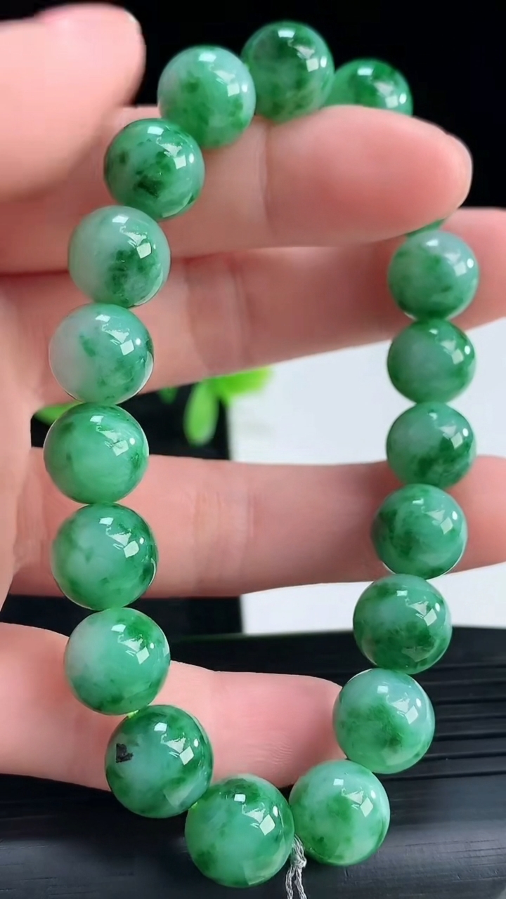 天然A货翡翠圆珠手串尺寸9.8-19颗重量:31.74g4月16日
工厂直销收藏佳品,种好水足，色泽均匀，有种有色，上手高大气！