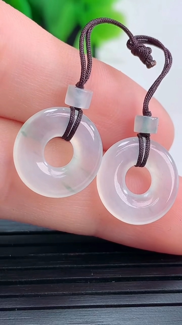 天然A货翡翠飘花平安环吊坠一对尺寸13.1-2.2重量:1.91g
4月16日