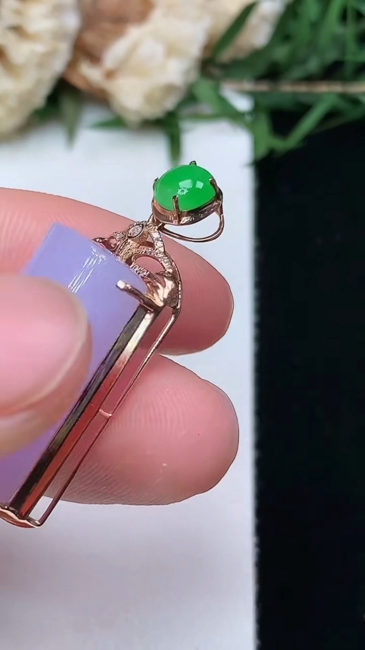 天然A货翡翠k金紫罗兰平安柱吊坠，尺寸32.3-13.8-8.5，裸石21.3-12.6，重量:4.57g
4月16日，重量:4.57g