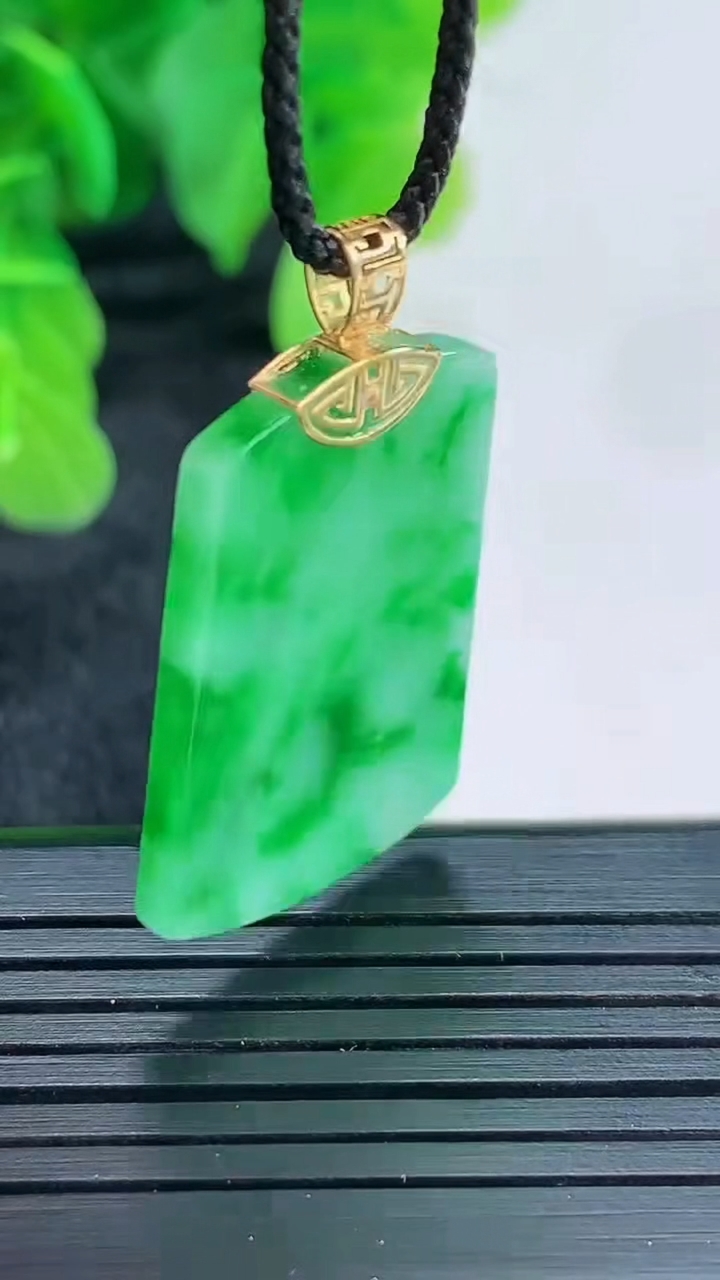 天然A货翡翠无事牌吊坠尺寸27.5-18.8-2.2重量:3.86g
4月16日